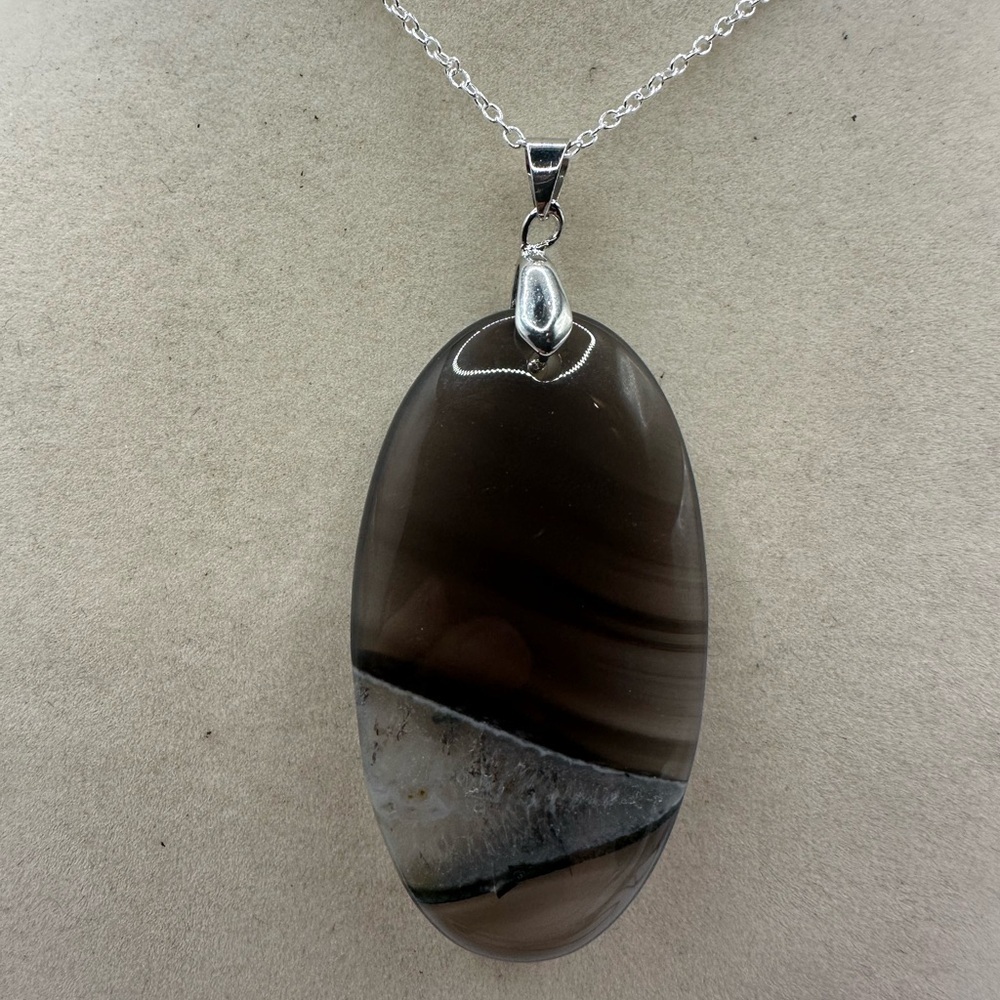 Agate Quartz Pendant Necklace on Silver Chain - Picture 4 of 7
